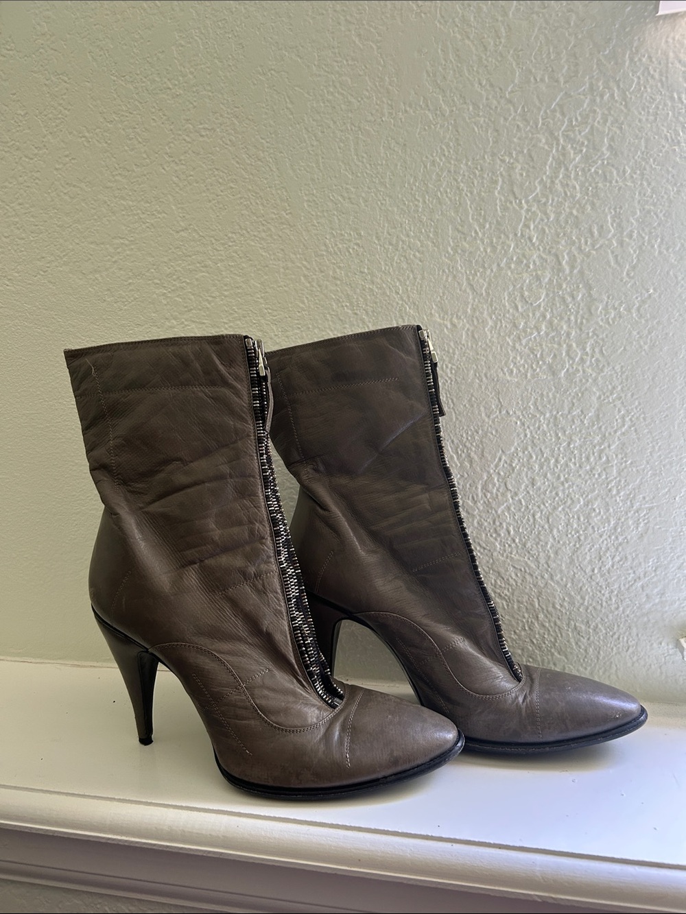 Barneys New York - Rocco P- Taupe Leather Zip-Front Heeled Ankle Boots